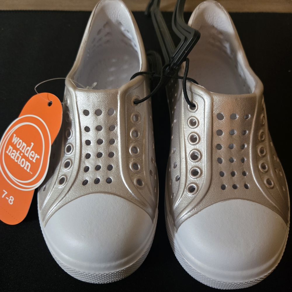 NWT Wonder Nation Kids Water Shoes - Metallic Gold and White Size 7/8